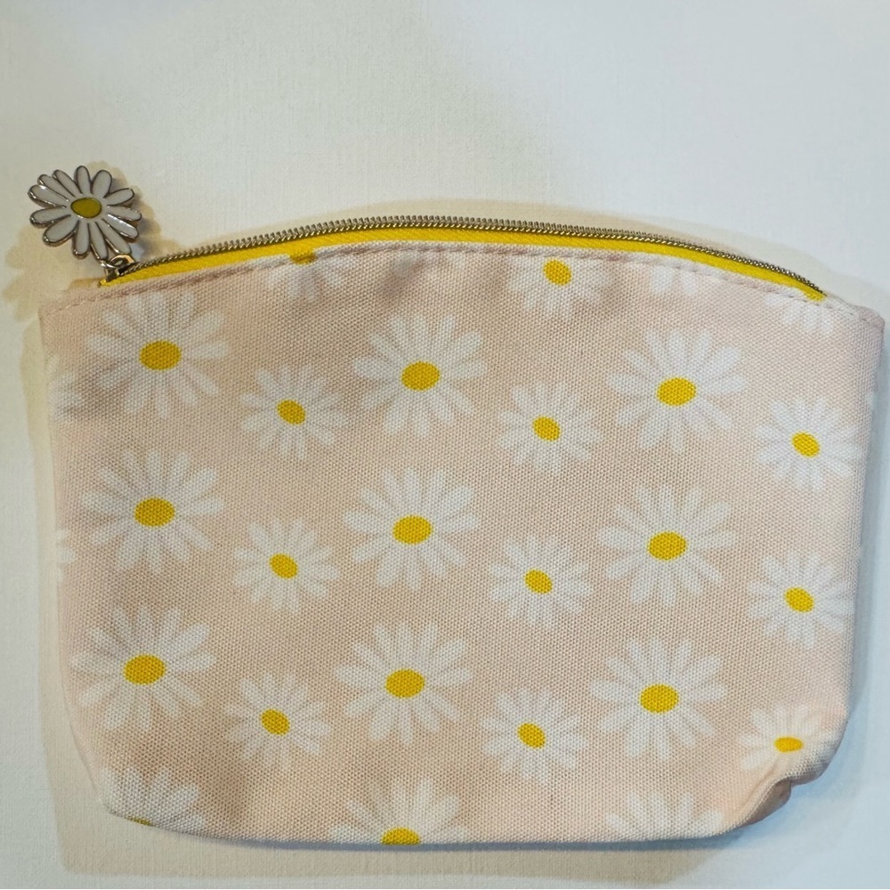 Ipsy Women’s Bag Floral Travel Cosmetic Pouch/Bag/Clutch with Daisy Print